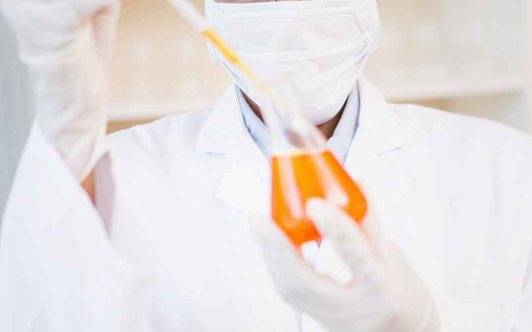 pharmacien réalisant un test urinaire pour cystite en pharmacie