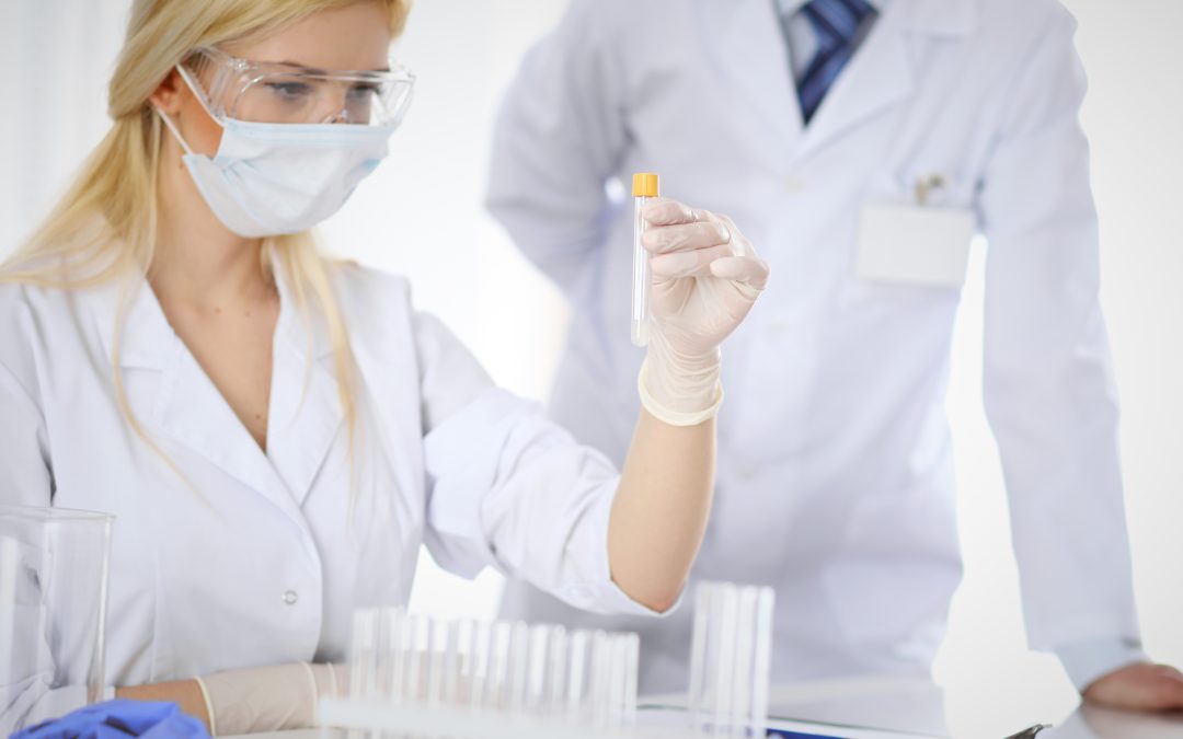 Pharmacien aidant une femme à réaliser un test urinaire en pharmacie